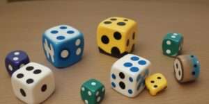 Wettkampf-im-Herstellen-von-Domino-Ketten-und-deren-Umstossen